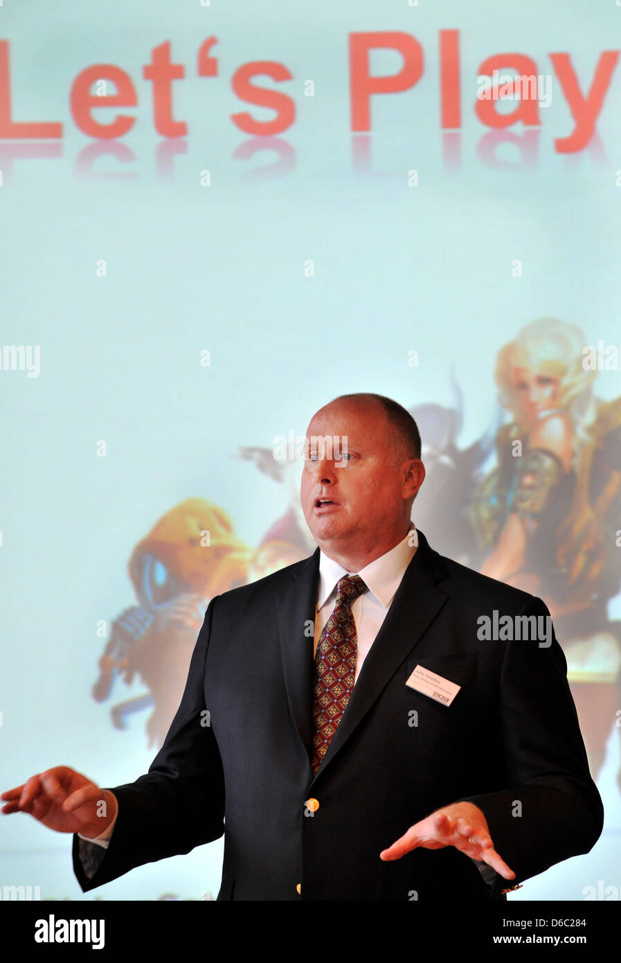 John Smedley, presidente di Sony Online Entertainment, parla nel corso di una conferenza stampa di ProSiebenSat.1 giochi subsidary circa lo sviluppo al online-gaming-mercato alla letteratura Casa di Monaco di Baviera, Germania, 10 gennaio 2012. La società TV ProSiebenSat.1 si estende il suo impegno nel online-mercato gaming cooperando con Sony Online Entertainment. Foto: FRANK LEONHARDT Foto Stock