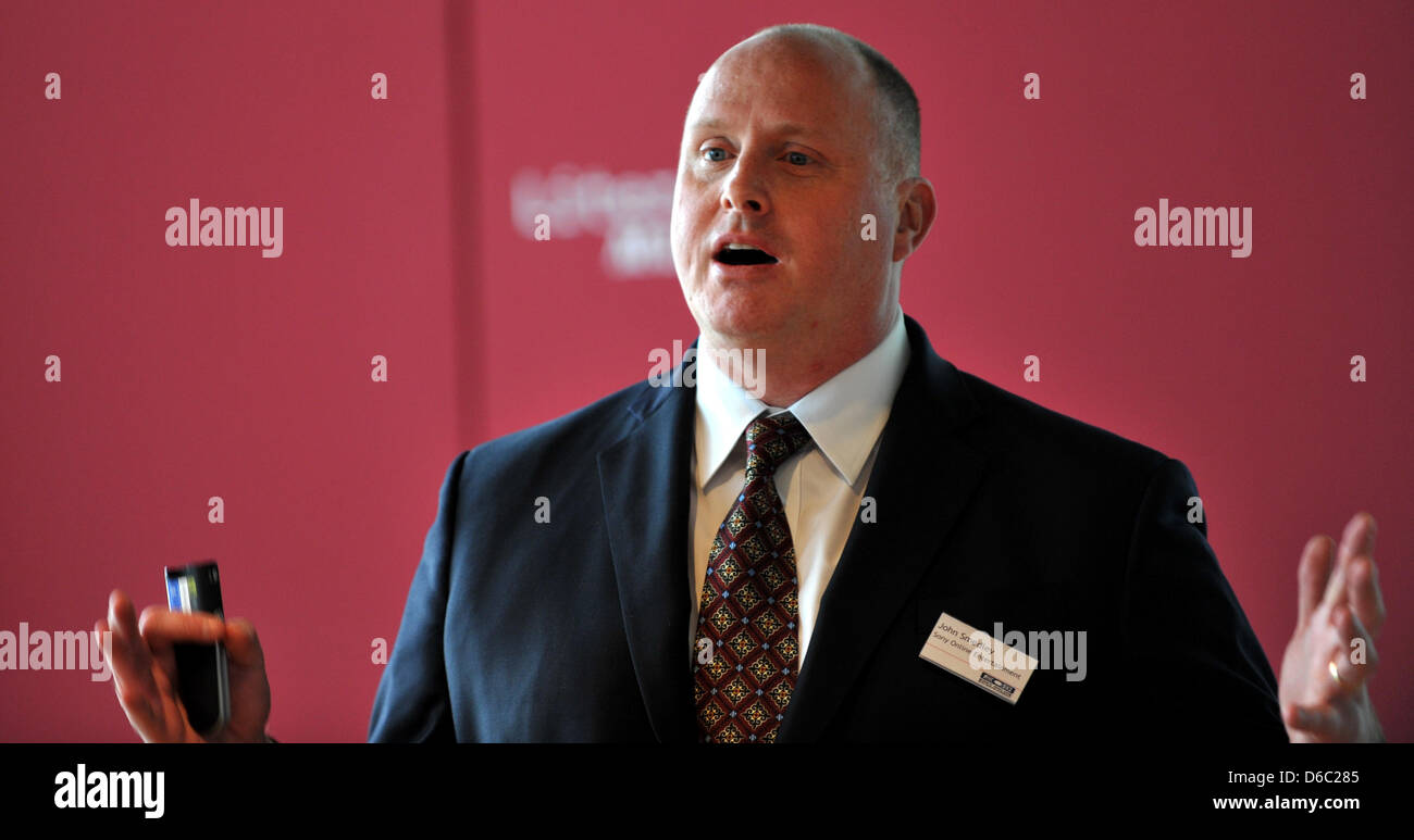 John Smedley, presidente di Sony Online Entertainment, parla nel corso di una conferenza stampa di ProSiebenSat.1 giochi subsidary circa lo sviluppo al online-gaming-mercato alla letteratura Casa di Monaco di Baviera, Germania, 10 gennaio 2012. La società TV ProSiebenSat.1 si estende il suo impegno nel online-mercato gaming cooperando con Sony Online Entertainment. Foto: FRANK LEONHARDT Foto Stock