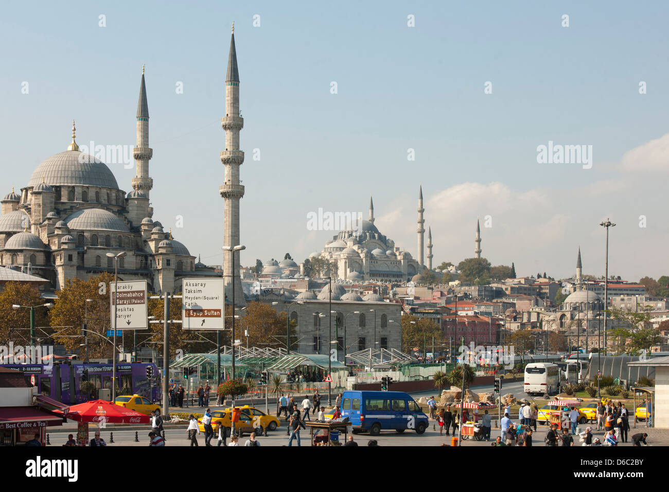 Türkei, Istanbul, Eminönü, Platz am Fähranleger im Hintergrund Yeni valido? Camii und Süleymaniye Foto Stock