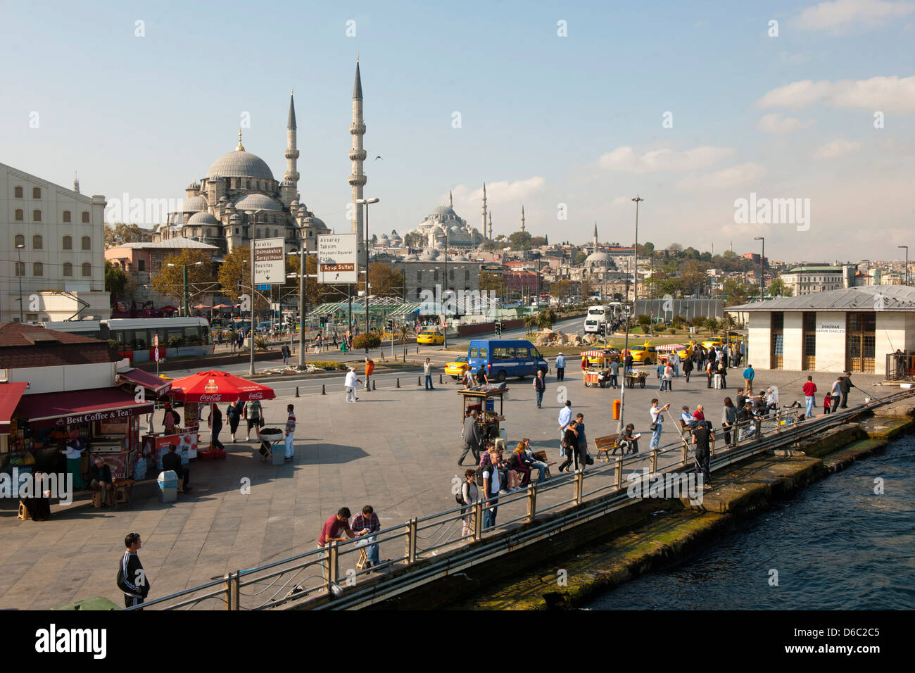 Türkei, Istanbul, Eminönü, Platz am Fähranleger im Hintergrund Yeni valido? Camii und Süleymaniye Foto Stock