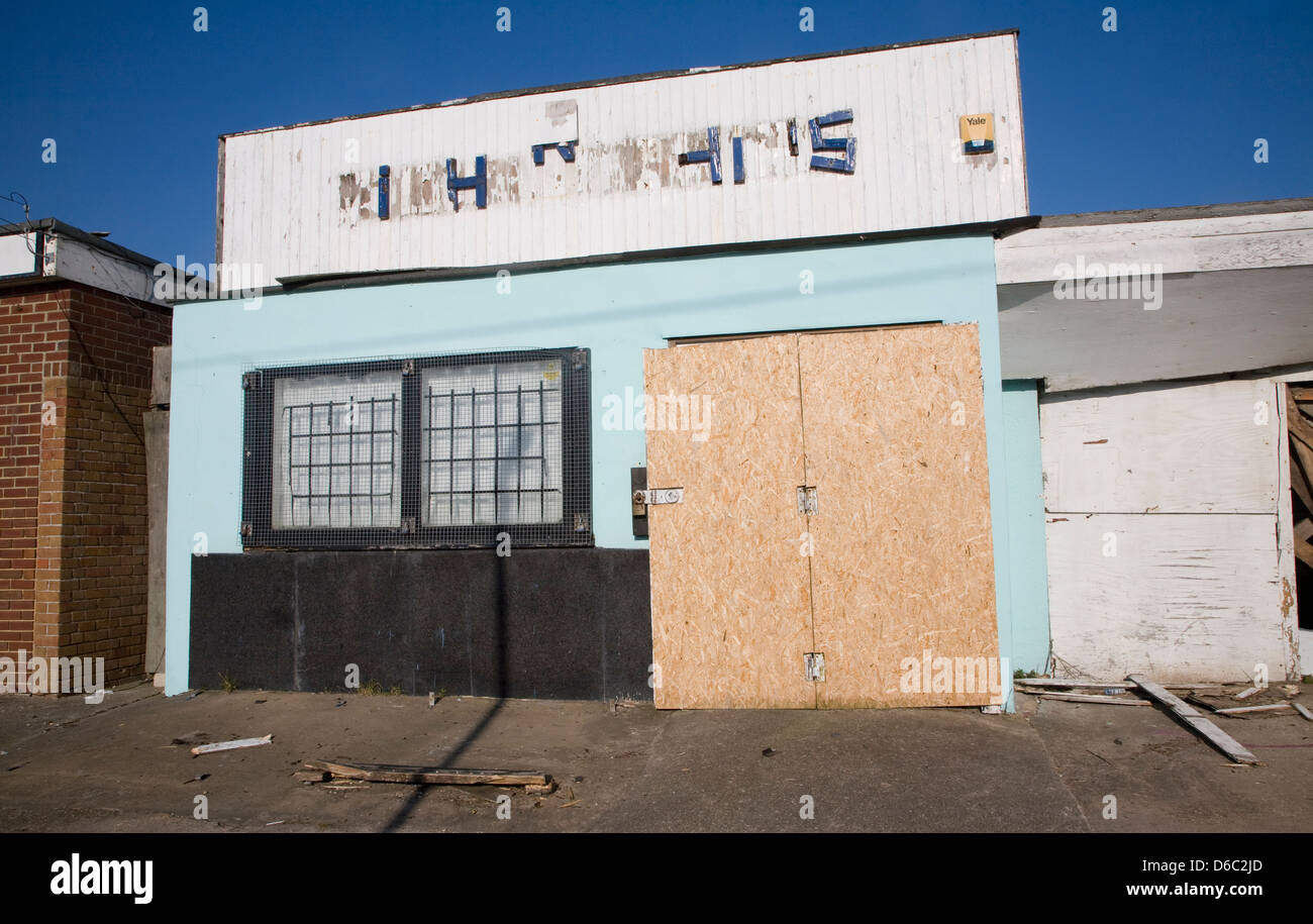Negozi chiusi e servizi su Brooklands station wagon Jaywick, Essex, considerata come la più socialmente svantaggiate comunità in Inghilterra. Foto Stock