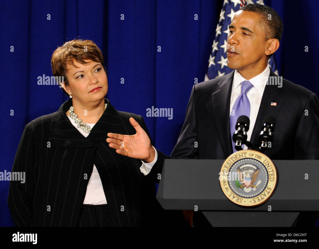 Il Presidente degli Stati Uniti Barack Obama onde dopo consegna grazie commento di agenzia per la Protezione Ambientale ai dipendenti come amministratore di EPA Lisa Jackson applaude, Martedì, 10 gennaio 2012, a Washington, DC. .Credito: Mike Theiler / Pool via CNP Foto Stock