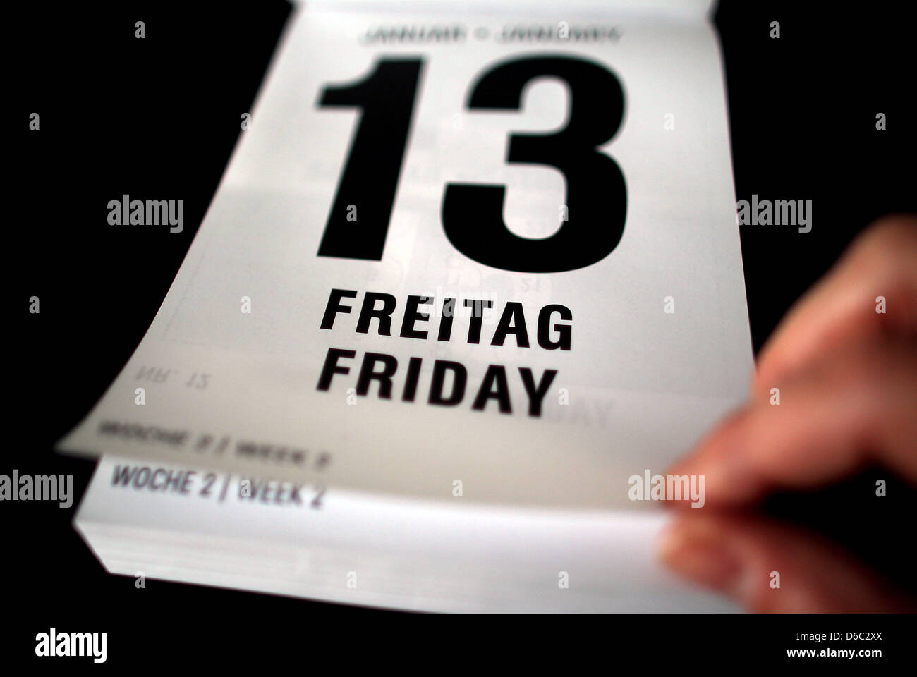 Illustrazione - illustrazione immagine datata 11 gennaio 2012 mostra calendario marcatura foglio venerdì il tredicesimo a Colonia, in Germania. Se venerdì avviene su un tredicesimo superstizione conduce molti di aspettarsi un giorno di sventura. Foto: Oliver Berg Foto Stock