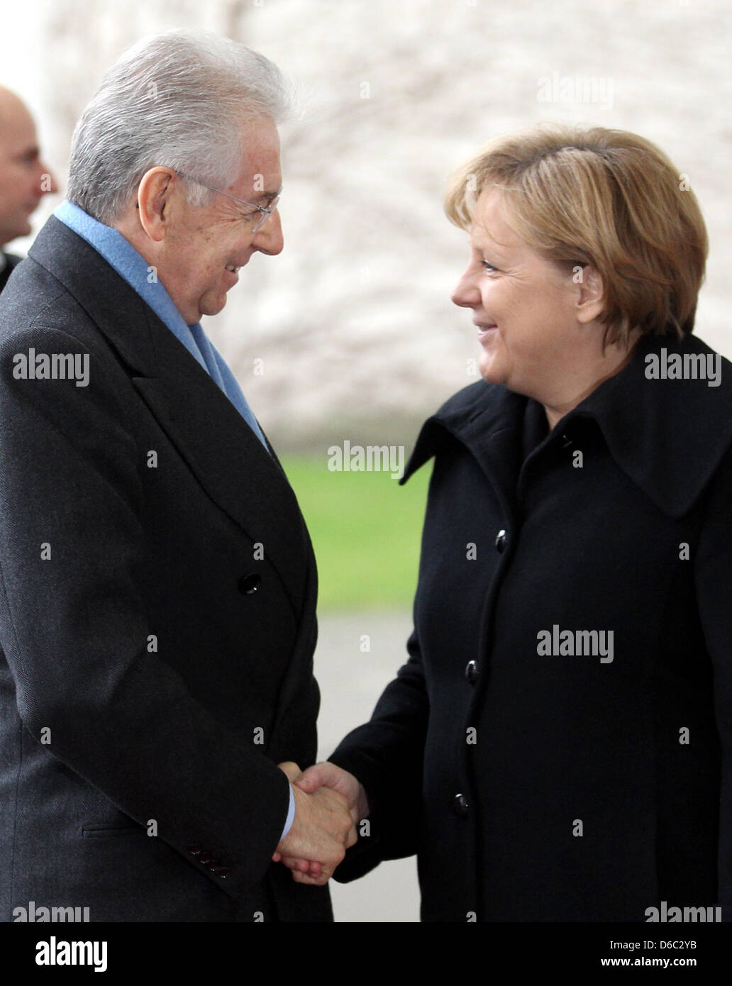 Il cancelliere tedesco Angela Merkel (CDU accoglie il Primo Ministro italiano Mario Monti presso la cancelleria federale a Berlino, Germania, 11 gennaio 2012. Monti è su un giorno di visita in Germania. Foto: WOLFGANG KUMM Foto Stock