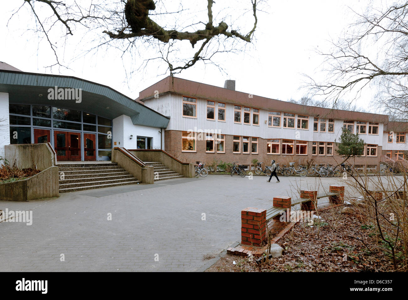 La zona di ingresso della Freie Waldorfschule school è raffigurato in Luebeck, Germania, 11 gennaio 2012. Il pubblico ministero sta studiando un insegnante presso questa scuola che ha costruito una pipebomb con gli studenti e li off. Foto: Markus Scholz Foto Stock