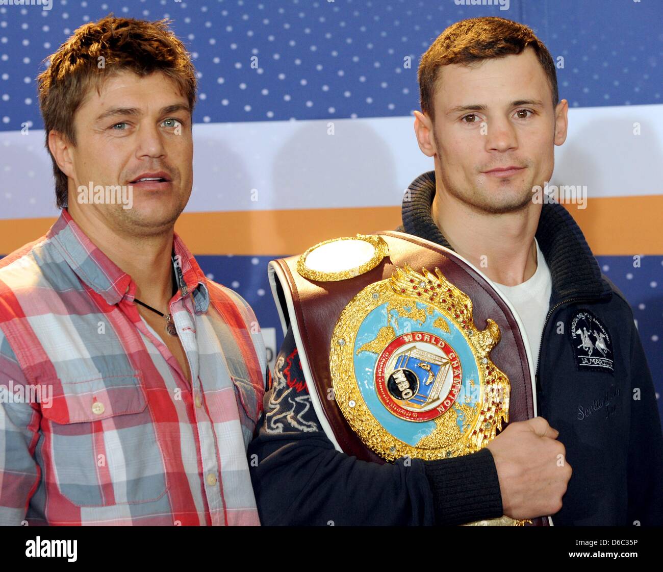 Boxer professionale Robert Stieglitz, WBO il campione del mondo in super middleweight, è raffigurato con il suo allenatore Dirk Dzemski (L) nel corso di una conferenza stampa a Offenburg, Germania, 11 gennaio 2012. Ail la lotta per il titolo di campione del mondo si svolgerà in Offenburg il 14 gennaio 2012. Foto: Patrick seeger Foto Stock