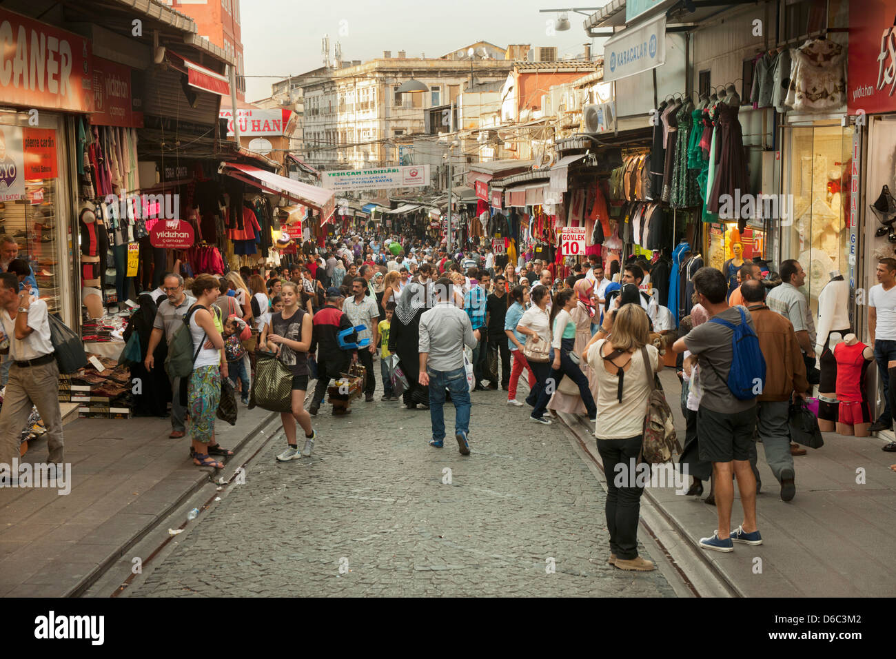 Türkei, Istanbul, die Einkaufstrasse Mahmut Pasa Yokusu Sokak"führt vom Grossen Bazaar zum Gewürzbabazaar Foto Stock