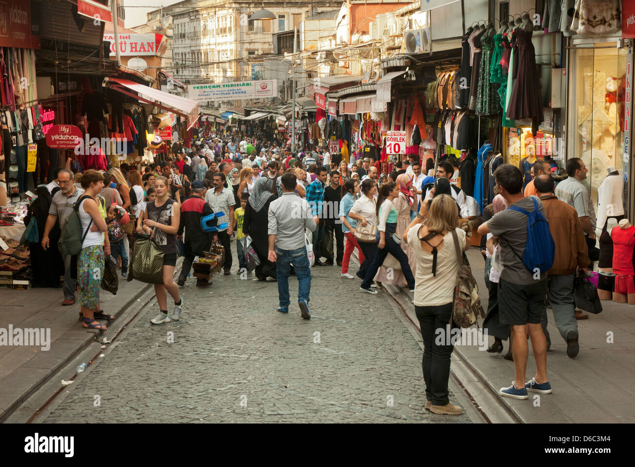 Türkei, Istanbul, die Einkaufstrasse Mahmut Pasa Yokusu Sokak"führt vom Grossen Bazaar zum Gewürzbabazaar Foto Stock