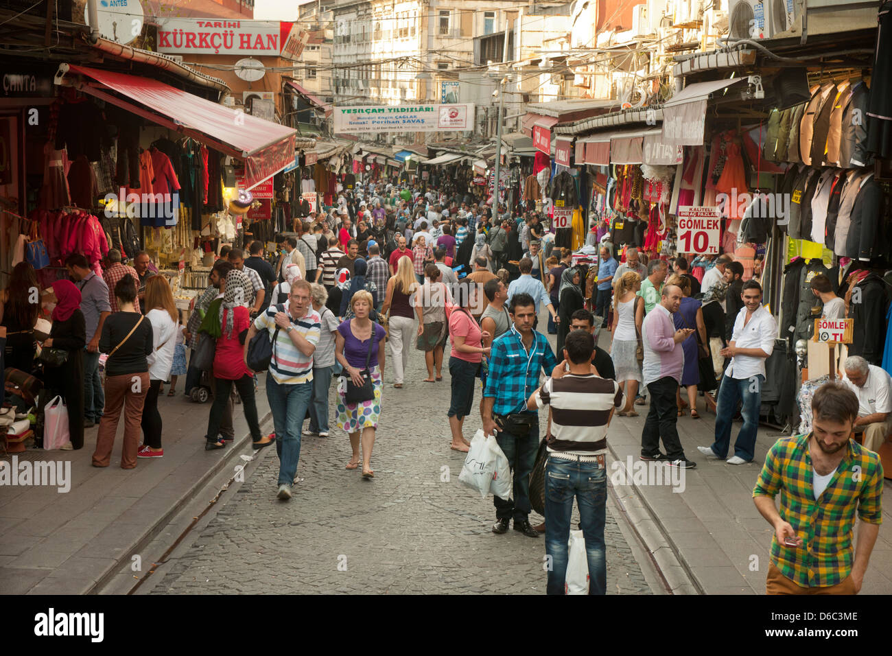 Türkei, Istanbul, die Einkaufstrasse Mahmut Pasa Yokusu Sokak"führt vom Grossen Bazaar zum Gewürzbazaar Foto Stock