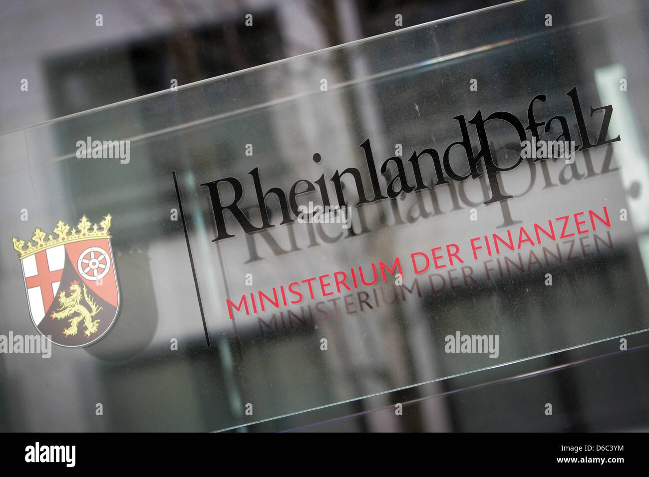 Il segno è raffigurato presso il ministero delle finanze della Renania Palatinato a Mainz, Germania, 16 aprile 2013. Lo Stato tedesco della Renania Palatinato ha comprato un cd con dati su evasori fiscali. Foto: FREDRIK VON ERICHSEN Foto Stock