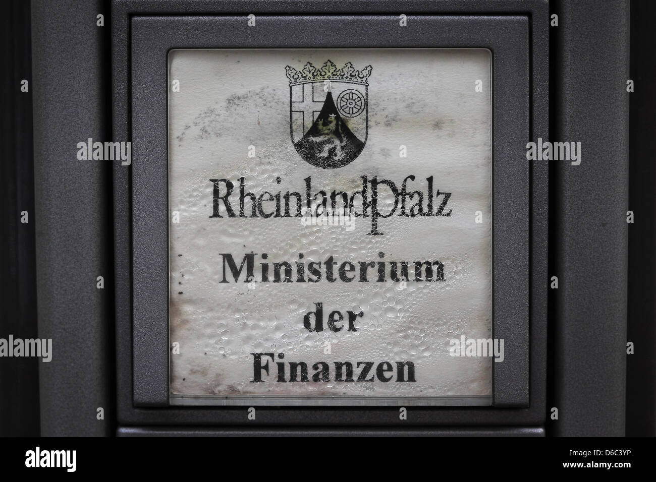 Il campanello della porta è raffigurato presso il ministero delle finanze della Renania Palatinato a Mainz, Germania, 16 aprile 2013. Lo Stato tedesco della Renania Palatinato ha comprato un cd con dati su evasori fiscali. Foto: FREDRIK VON ERICHSEN Foto Stock