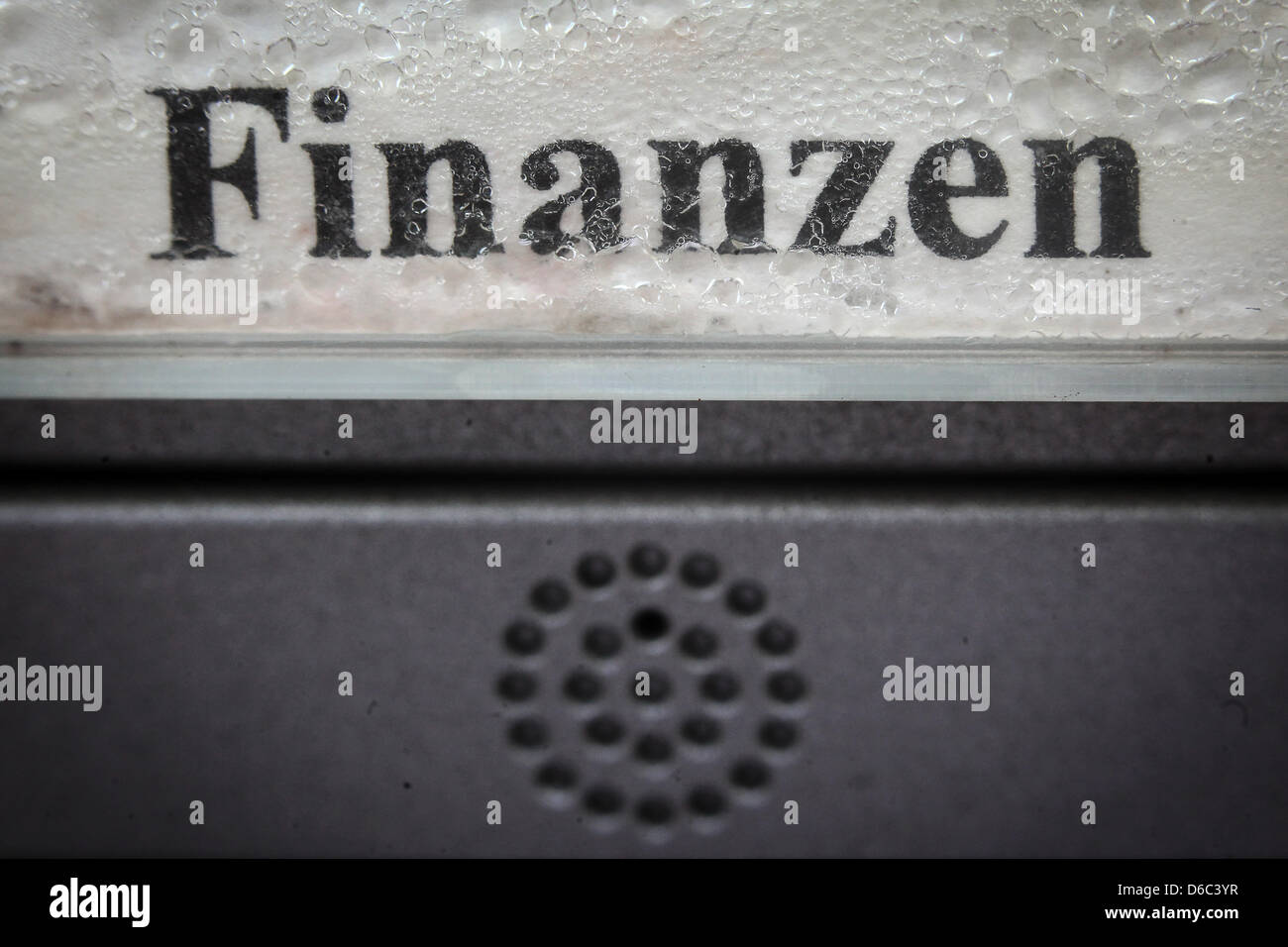 Il campanello della porta è raffigurato presso il ministero delle finanze della Renania Palatinato a Mainz, Germania, 16 aprile 2013. Lo Stato tedesco della Renania Palatinato ha comprato un cd con dati su evasori fiscali. Foto: FREDRIK VON ERICHSEN Foto Stock