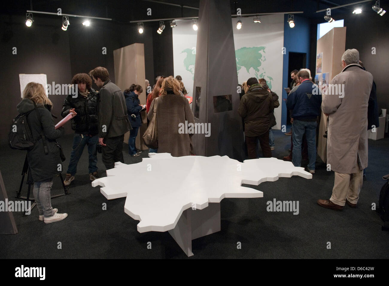 I giornalisti sono raffigurate nella sala esposizioni della nuova casella di informazioni di Checkpoint Charlie è raffigurato a Berlino, Germania, 12 gennaio 2012. Un museo della guerra fredda è prevista in corrispondenza del sito. Di aspirazione fino a quando si è completata la casella info è supposto per informare i visitatori sui contesti storici. Foto: ROBERT SCHLESINGER Foto Stock