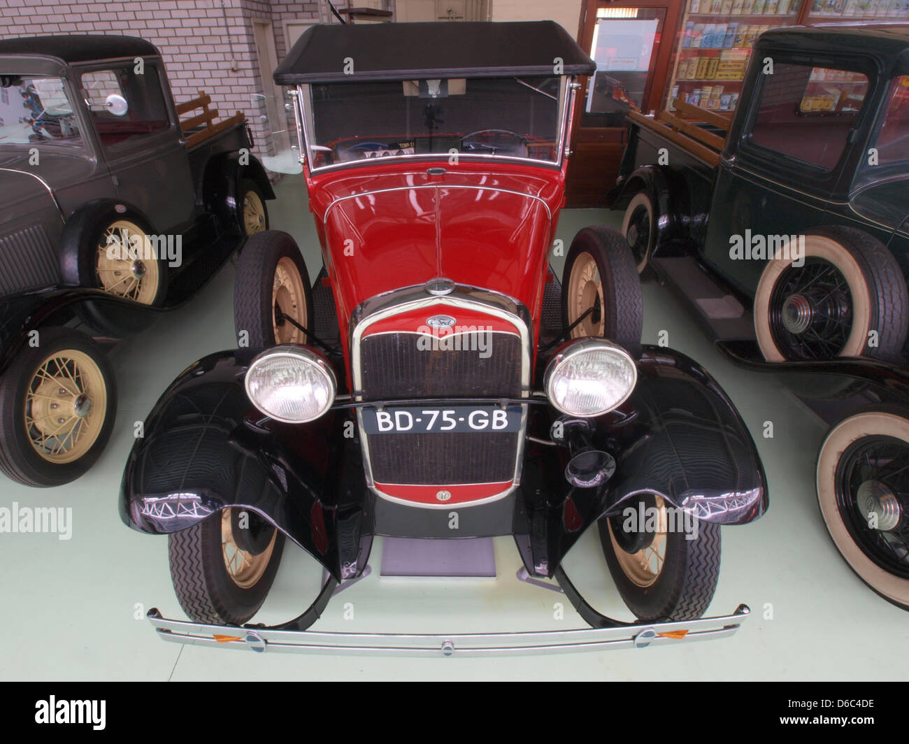 La Ford 18 B del 1931 è un'auto classica nota per il suo design elegante e pratico. È dotato di un motore V8 a testa piatta, che all'epoca rappresentava un'innovazione significativa. La Ford 18 B rappresenta un momento chiave nello sviluppo delle automobili americane durante i primi anni '1930 Foto Stock
