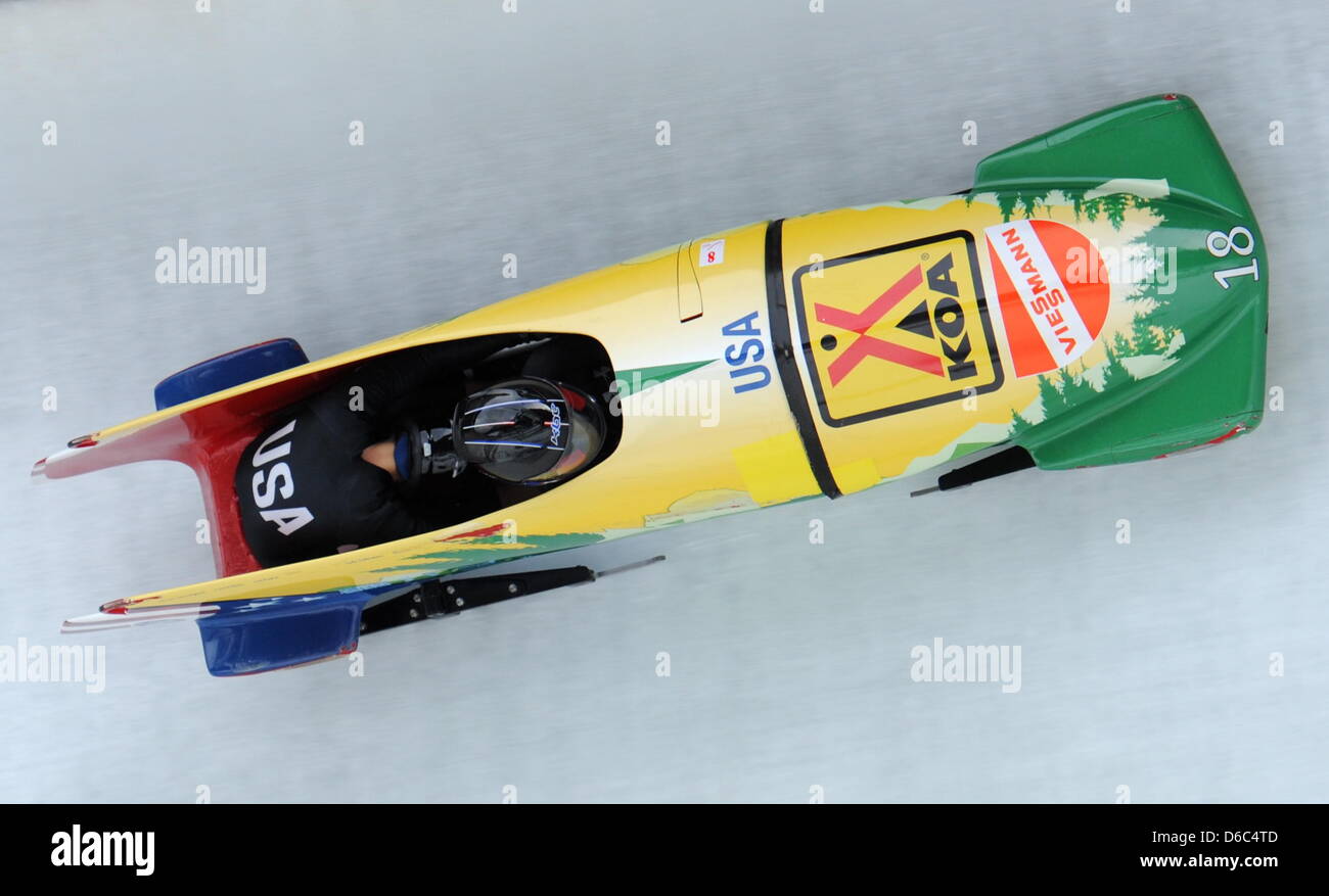 Die US-amerikanischen Bobfahrerinnen Elana Meyers und Emily Azevedo fahren am Freitag (13.01.2012) beim Damen-Zweierbob-Weltcup auf der Kunsteisbahn am Königssee bei Berchtesgaden (Alta Baviera). Foto: Tobias Hase dpa/lby Foto Stock