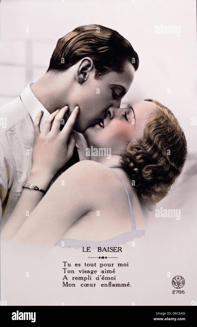 Giovane Kissing, Le Baiser, Francese Post Card, circa 1925 Foto Stock