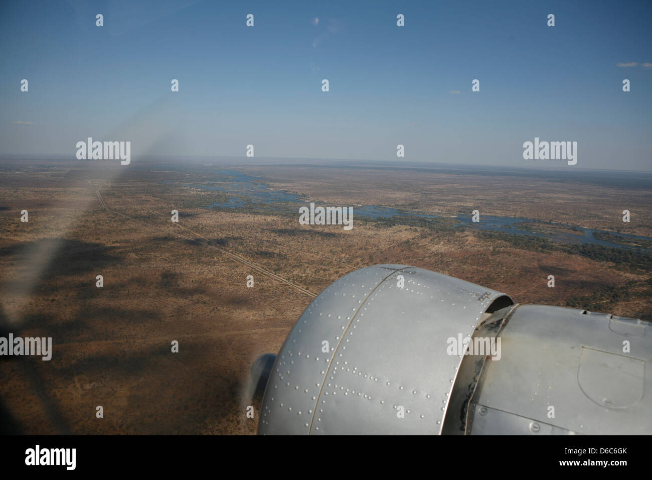 Fiume Zambesi visto dall'aria al di sopra della cappottatura del motore ed elica di un aeromobile, vicino a Livingstone, il sud dello Zambia, Africa Foto Stock