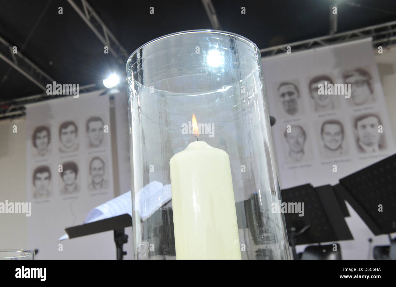 Una candela è illuminata durante la commemorazione delle vittime delle olimpiadi di Monaco di Baviera 1972 tiri presso la base aerea in Fuerstenfeldbruck, Germania, 05 settembre 2012. Il 05 settembre 1972, uomini armati hanno fatto irruzione nel team israeliano il piatto al villaggio olimpico, immediatamente uccidendo due degli atleti e prendendo altri nove ostaggi di pretendere la liberazione di 232 prigionieri palestinesi. Foto: er Foto Stock