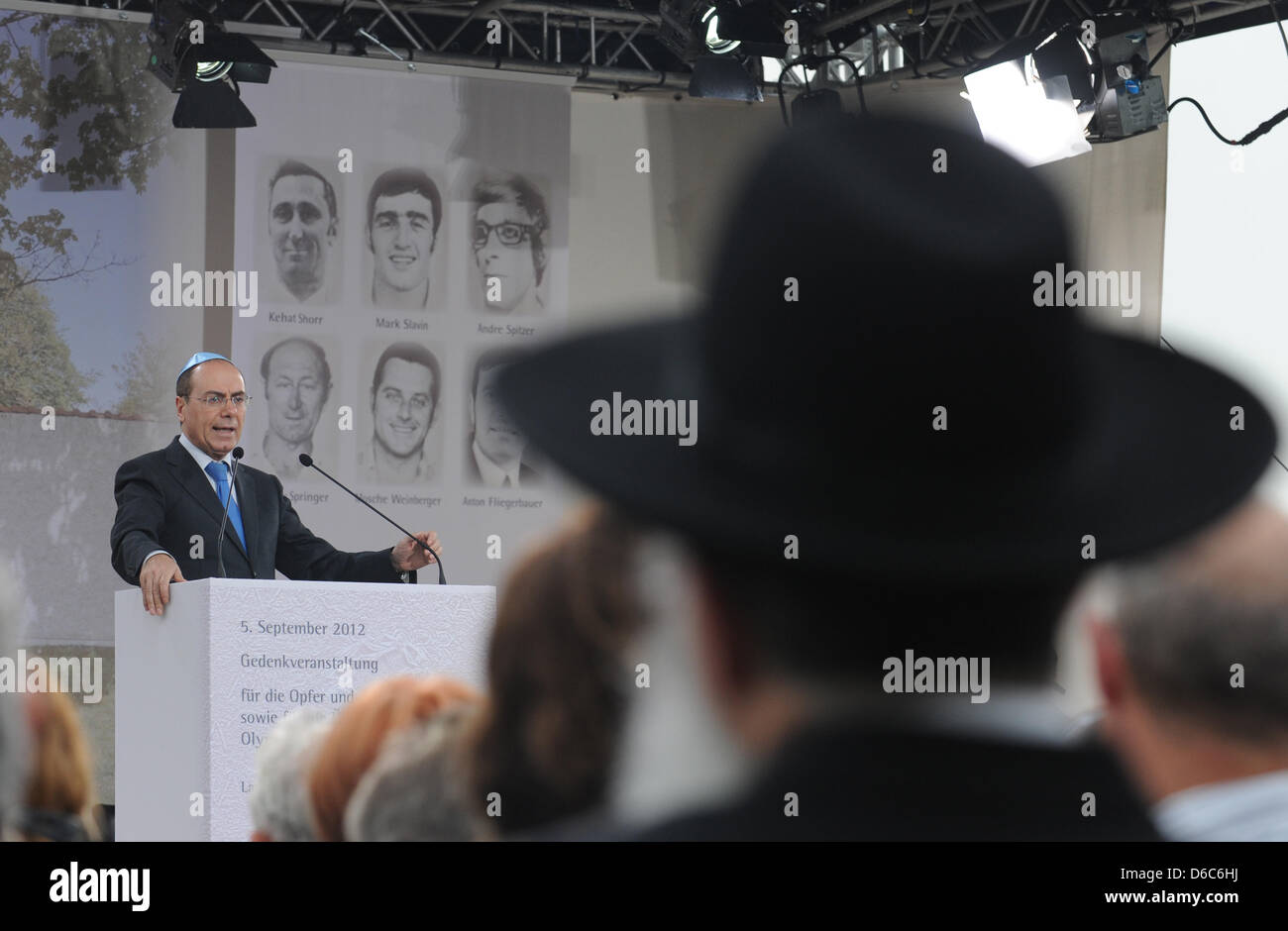 Israeli Vice Primo Ministro Silvan Shalom offre un discorso durante l'evento commemorativo per le vittime delle olimpiadi di Monaco di Baviera 1972 tiri presso la base aerea in Fuerstenfeldbruck, Germania, 05 settembre 2012. Il 05 settembre 1972, uomini armati hanno fatto irruzione nel team israeliano il piatto al villaggio olimpico, immediatamente uccidendo due degli atleti e prendendo altri nove ostaggi di esigere la Foto Stock