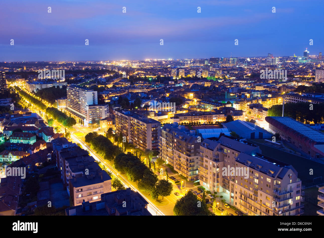 Vista panoramica della città illuminata di notte, Bruxelles, Belgio, Europa Foto Stock