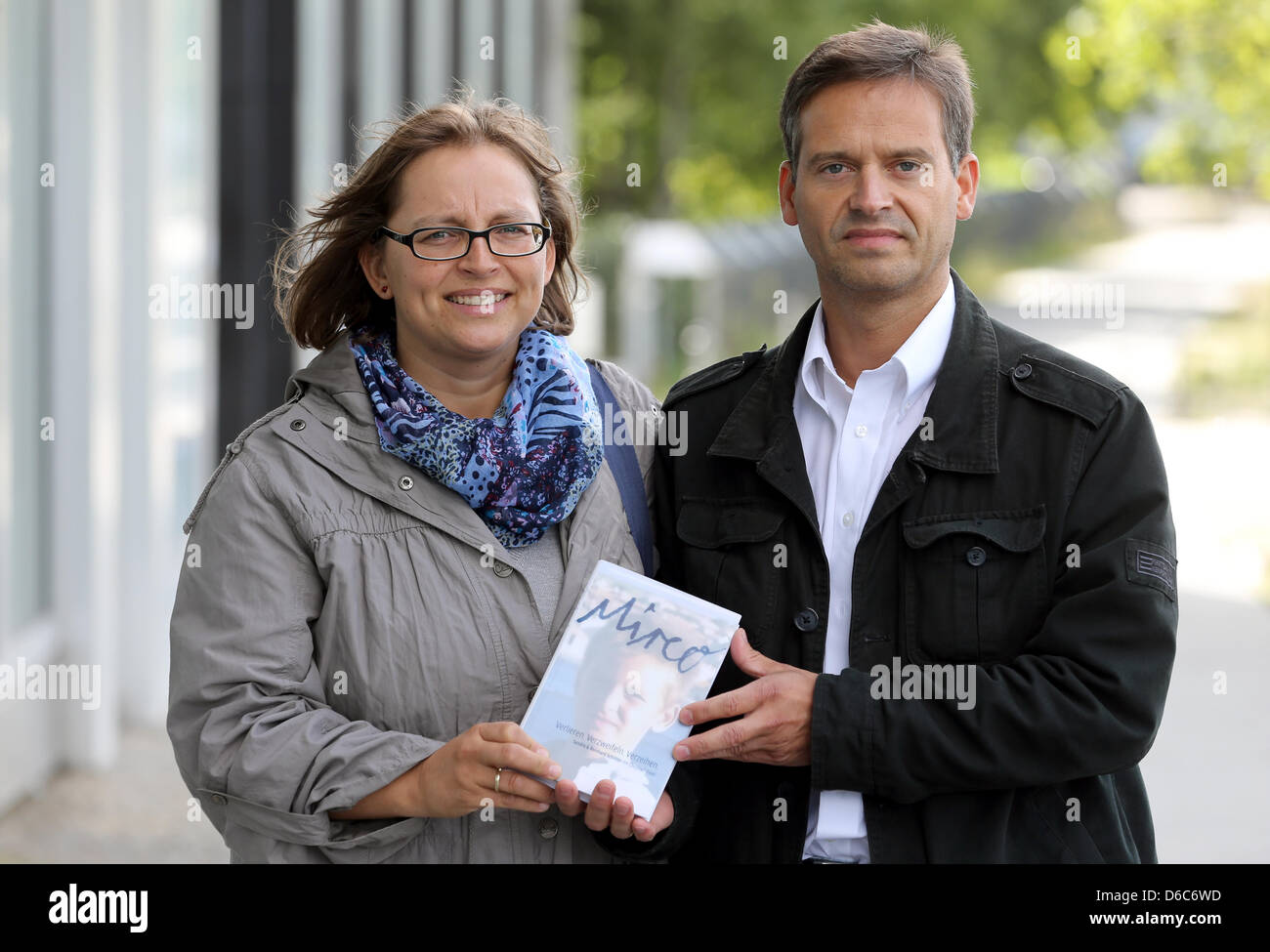 I genitori di dieci-anno-vecchio Mirco da Grefrath, che è stato assassinato due anni fa, Sandra und Reinhard Schlitter, presente il loro libro "irco - Verlieren. Verzweifeln. Verzeihen' ('Mirco - di perdere. Dispairing. Perdonando') di Berlino, Germania, 06 settembre 2012. Foto: WOLFGANG KUMM Foto Stock