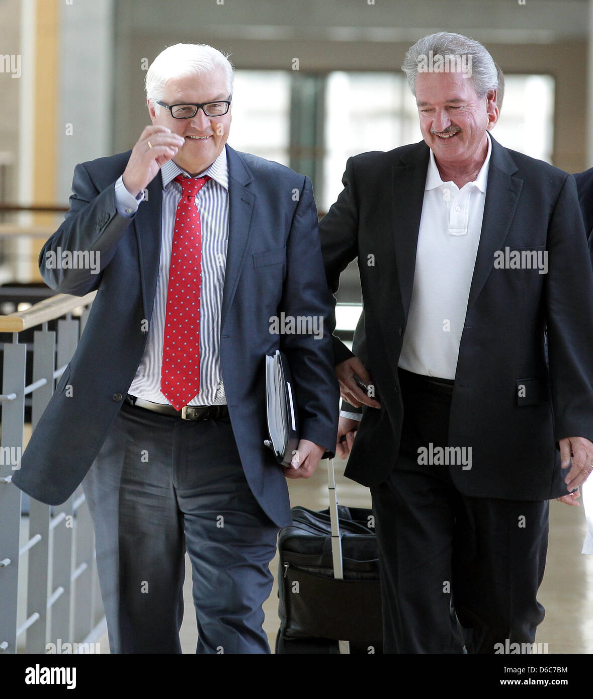 Gruppo parlamentare leader della SPD, Frank-Walter Steinmeier (L) e il ministro degli Affari esteri lussemburghese Jean Asselborn sono sul loro modo ad un incontro a telecamera della SPD esecutivo a Jacob Kaiser House a Berlino, Germania, 06 settembre 2012. Asselborn è un membro del Lëtzebuerger Sozialistesch Arbechterpartei (LSAP) ed era presente come ospite dei socialdemocratici tedeschi. Foto: Foto Stock