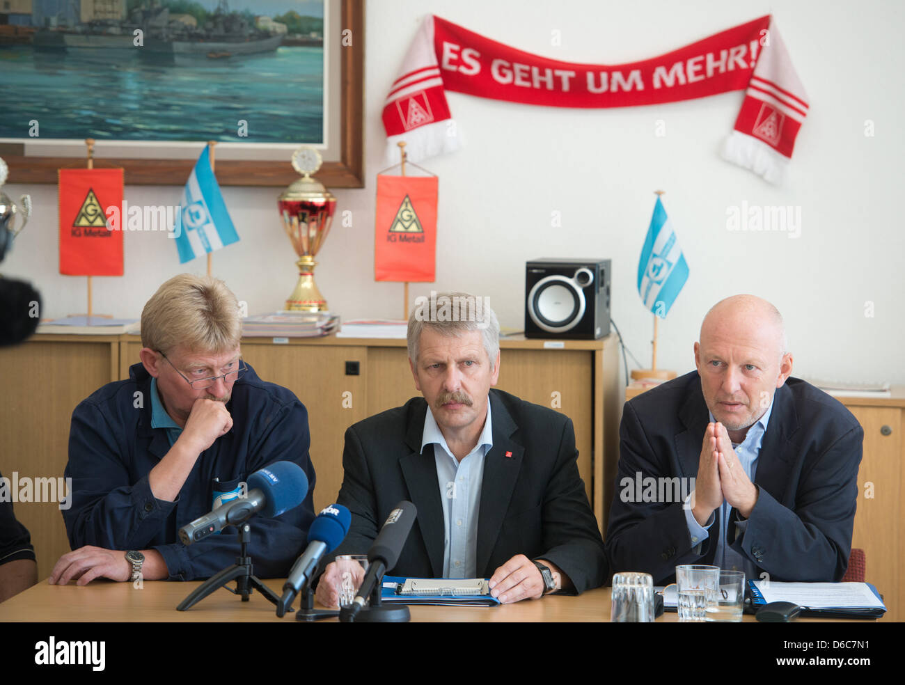 Presidente del comitato aziendale del cantiere navale Peene in Wolgast, Carsten Frick (L-R), District manager del sindacato IG Metall Kueste, Mainardo Geiken e esperto di costruzione navale della IG Metall Kueste, Heino Bade, a parlare con i giornalisti del cantiere navale Peene in Wolgast, Germania, 05 settembre 2012. Diversi potenziali investitori hanno segnalato la loro inetrest nella cantieristica navale azienda P+S Foto Stock