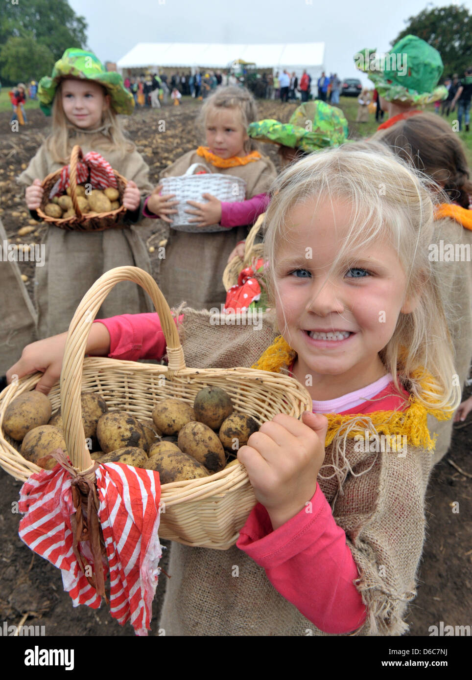 I giovani a Siri di natura Asilo Nido Schoendorf presenta la sua cesti con patate raccolte lei stessa su un campo di patate vicino Heichelheim, Germania, 05 settembre 2012. Secondo il ministero del Land Turingia per l'agricoltura il raccolto di patate di 77,400 tonnellate saranno 12 percento inferiore a quello dello scorso anno. Foto: Martin Schutt Foto Stock