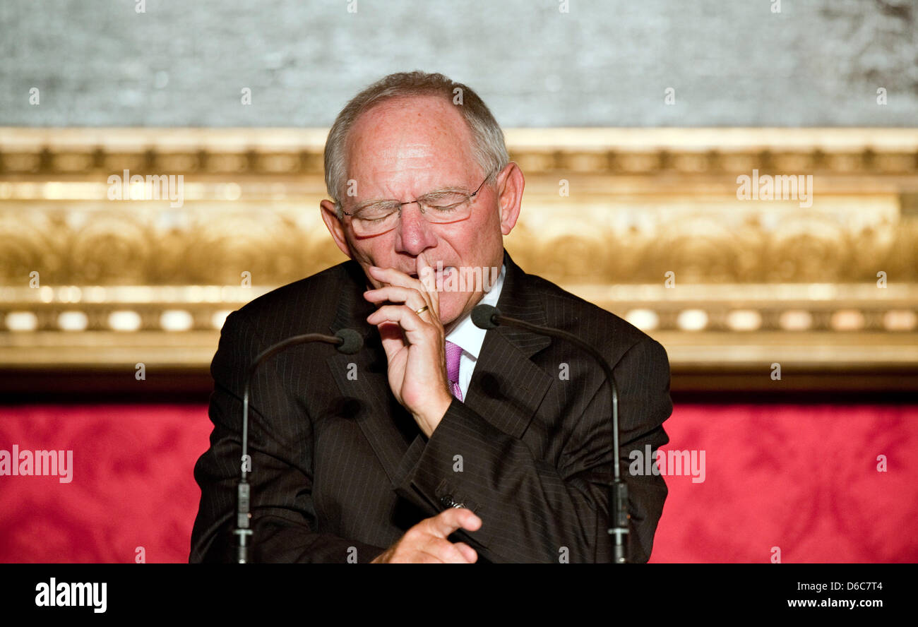 Bundesfinanzminister Wolfgang Schäuble (CDU) , spricht am Donnerstag (06.09.12) in Potsdam bei der Verleihung des M100 Medien Preises. Der Präsident der Europäischen Zentralbank (EZB), Draghi, wurde am Donnerstag mit dem Preis ausgezeichnet. Foto: Klaus-Dietmar Gabbert dpa/lbn Foto Stock