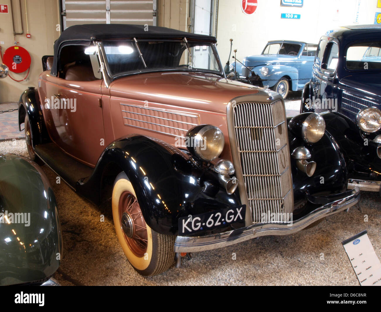La Ford 710 Roadster del 1935 è una cabriolet pre-bellica caratterizzata da uno stile aerodinamico e da un motore V8 a testa piatta, tipico del design automobilistico degli anni '1930. Foto Stock