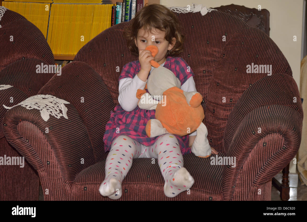 4 anno di età bambina rilassante in poltrona Foto Stock