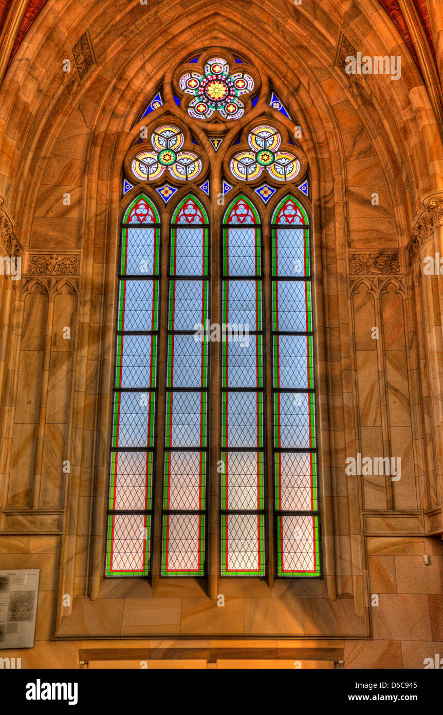 Vetrata della chiesa vicino fino Foto Stock