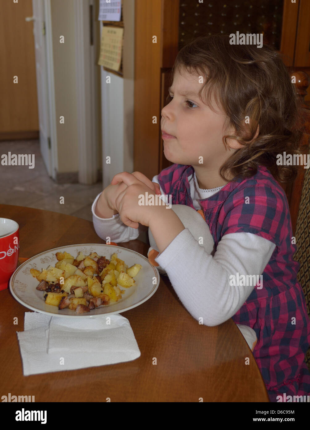 Bambina prendere una cena Foto Stock