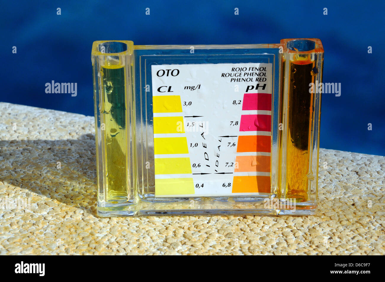 Controllare l'equilibrio chimico di una piscina, Calahonda, Mijas Costa, Costa del Sol, Andalusia, Spagna, Europa occidentale. Foto Stock