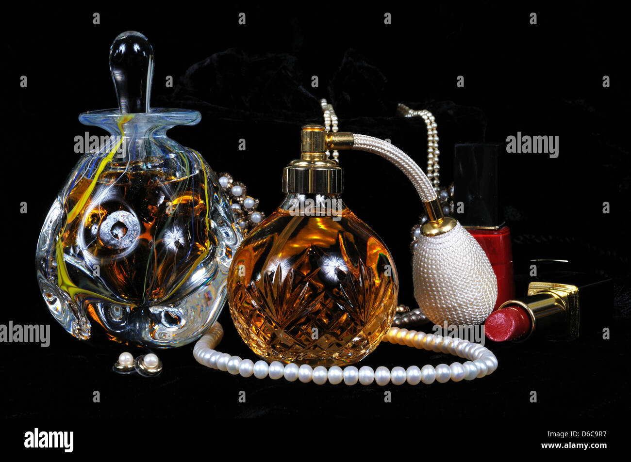 Profumo flacone nebulizzatore, Profumo bottiglia con tappo e gioielli  contro uno sfondo nero Foto stock - Alamy
