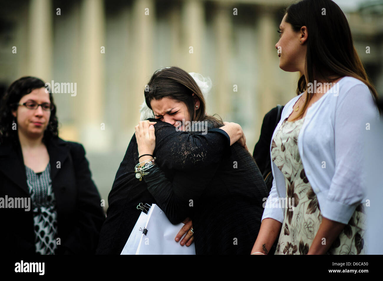 Aprile 16, 2013 - Washington, Distretto di Columbia, Stati Uniti - Struttura The Carlee Soto, sorella di Victoria Soto, un insegnante ucciso a Sandy Hook Elemenatry Scuola è superata durante una veglia al di fuori degli Stati Uniti Capitol. Famiglie, gruppi di amici e per i superstiti della Virginia Tech, Tucson, Aurora e Newtown riuniti presso la #NoMoreNames veglia per ricordare e domanda congressional azione sulla legislazione di pistola. (Credito Immagine: © Pete Marovich/ZUMAPRESS.com) Foto Stock