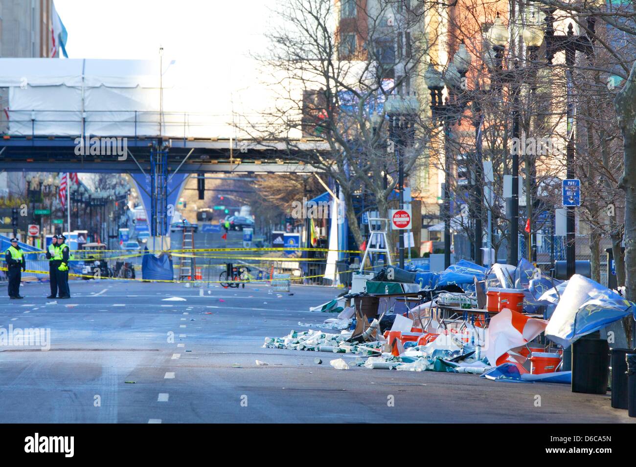 Boston, MA, Stati Uniti d'America. 16 Aprile, 2013. Guardia di polizia entrata di Boylston Street area vicino al traguardo del 2013 Maratona di Boston il giorno dopo le esplosioni si è verificato. Credito: Shaun Ramsay/Alamy Live News Foto Stock