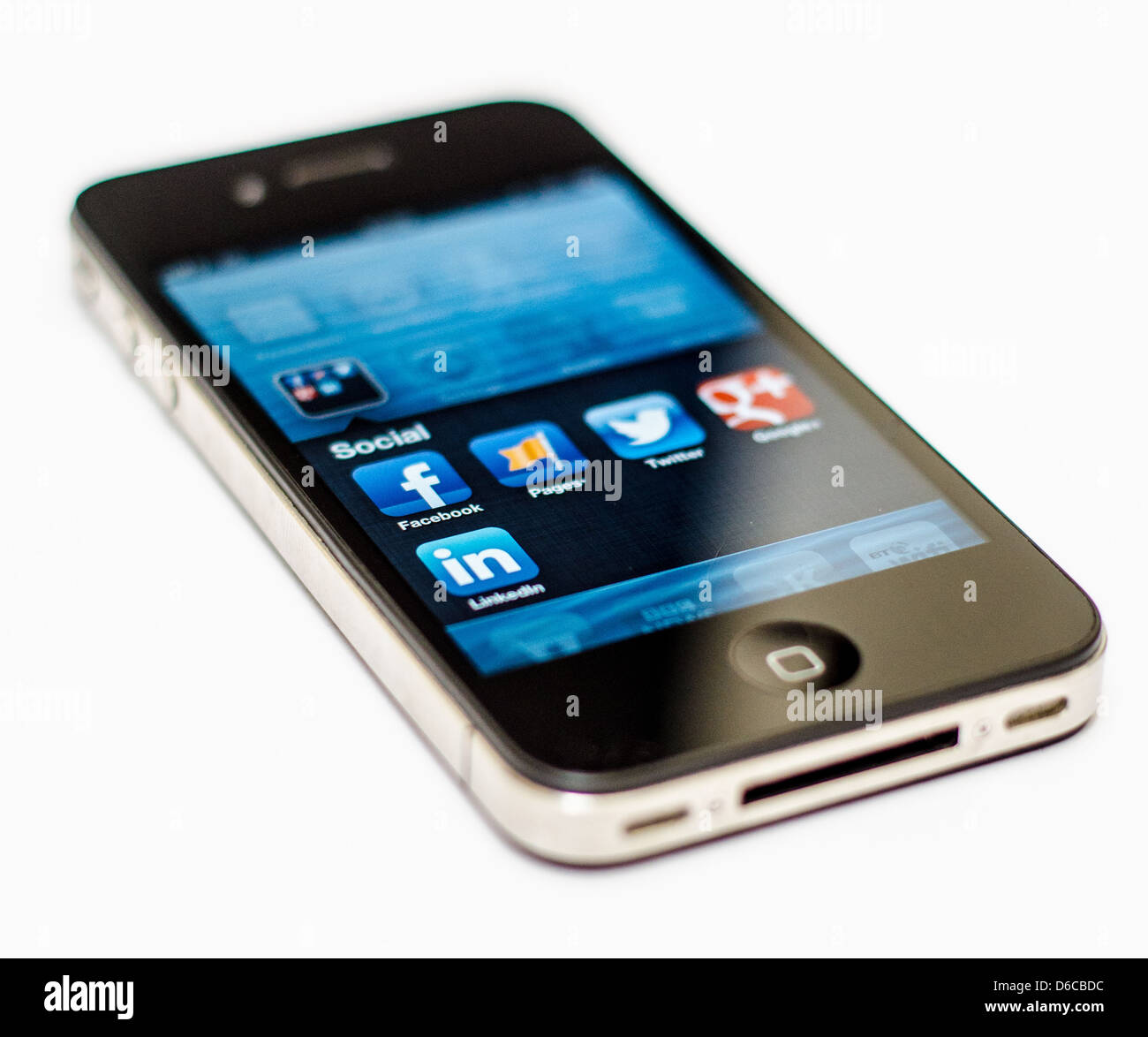 Apple iPhone su sfondo bianco che mostra una selezione di applicazioni di social media - Facebook, Twitter, Google+, LinkedIn. Foto Stock