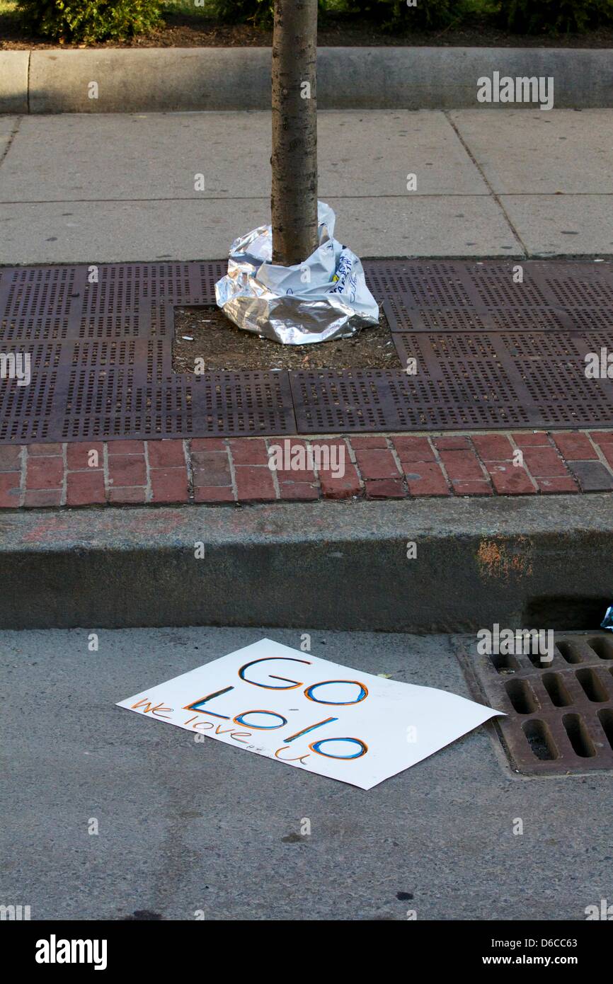 Boston, MA, Stati Uniti d'America. 16 Aprile, 2013. Abbandonato Boylston Street area vicino al traguardo del 2013 Maratona di Boston il giorno dopo le esplosioni si è verificato. Credito: Shaun Ramsay/Alamy Live News Foto Stock