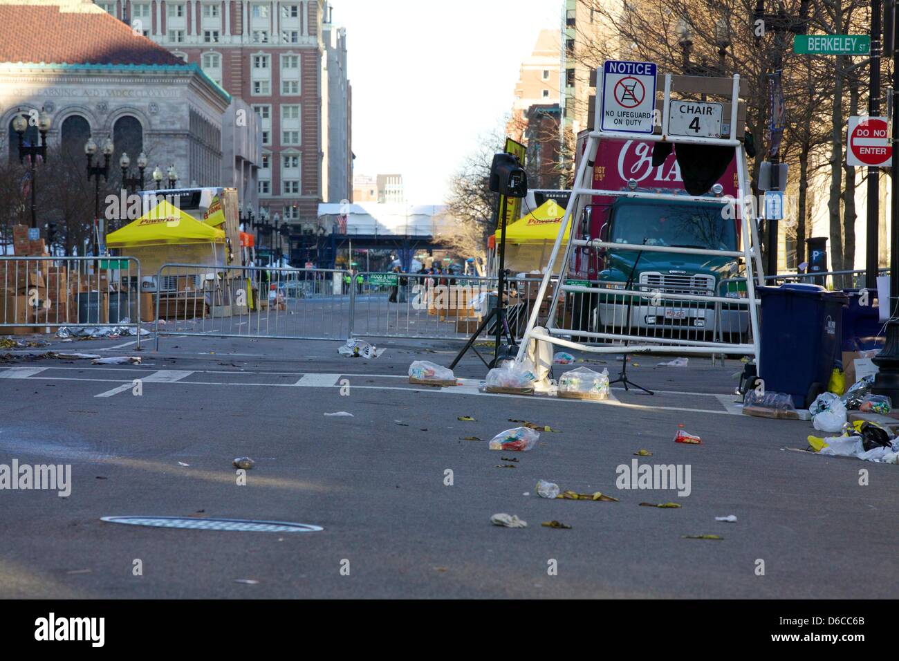 Boston, MA, Stati Uniti d'America. 16 Aprile, 2013. Abbandonato Boylston Street area vicino al traguardo del 2013 Maratona di Boston il giorno dopo le esplosioni si è verificato. Credito: Shaun Ramsay/Alamy Live News News Foto Stock