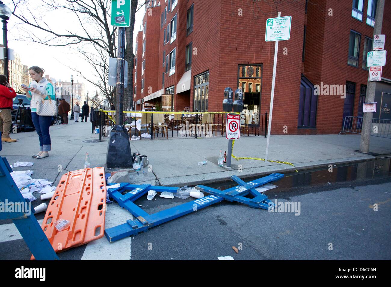 Boston, MA, Stati Uniti d'America. 16 Aprile, 2013. Abbandonato Boylston Street area vicino al traguardo del 2013 Maratona di Boston il giorno dopo le esplosioni si è verificato. Credito: Shaun Ramsay/Alamy Live News Foto Stock