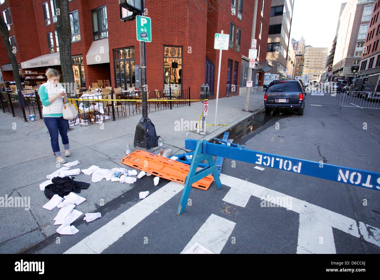 Boston, MA, Stati Uniti d'America. 16 Aprile, 2013. Abbandonato Boylston Street area vicino al traguardo del 2013 Maratona di Boston il giorno dopo le esplosioni si è verificato. Credito: Shaun Ramsay/Alamy Live News Foto Stock