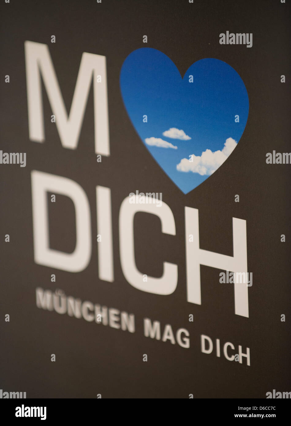 Un poster lettura 'M liebt Dich" per 'Munich vi ama' è raffigurato in Monaco di Baviera, Germania, 04 aprile 2013. Foto: Inga Kjer Foto Stock