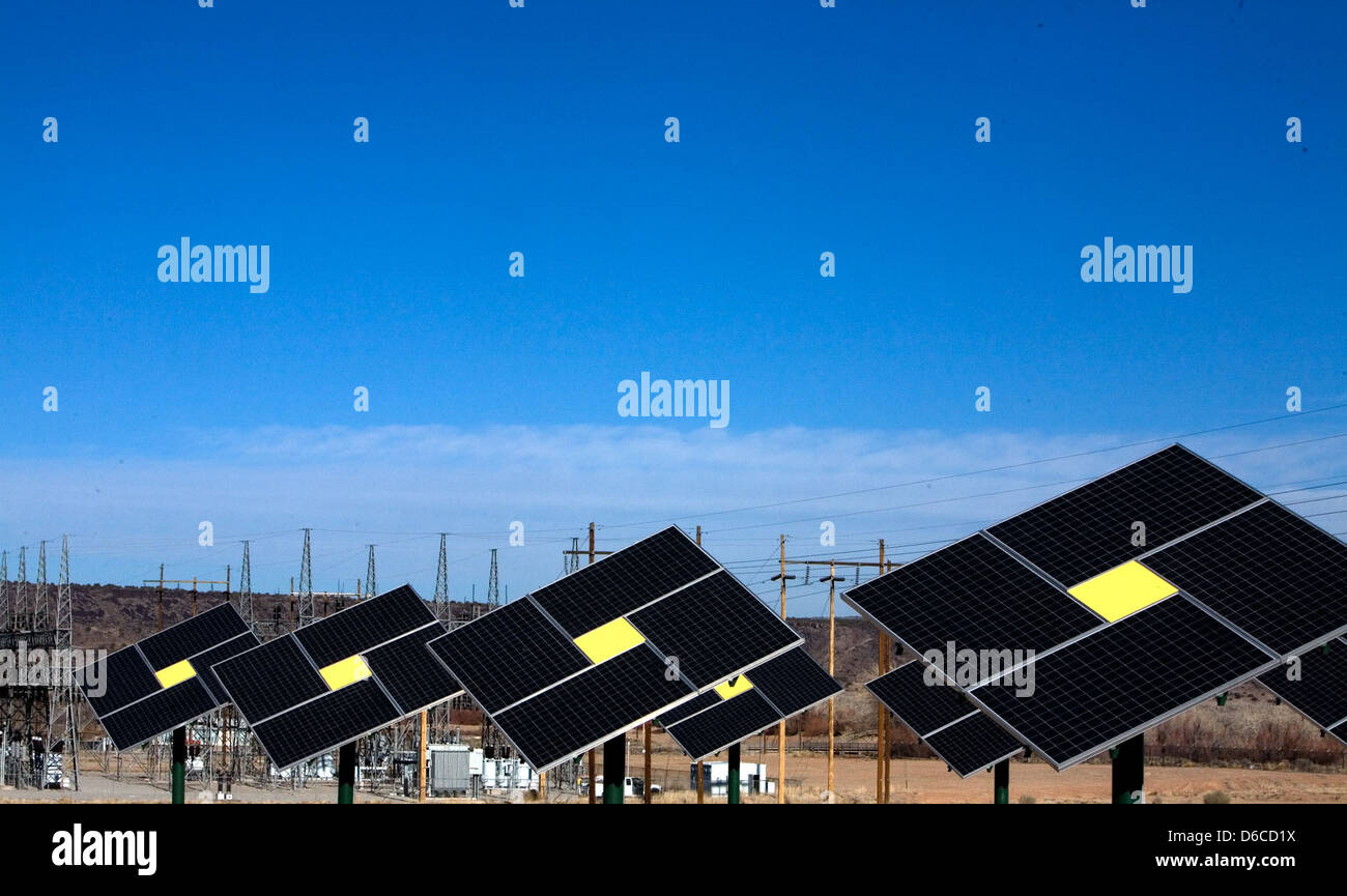 Il Los Alamos National Laboratory incorpora pannelli solari nei suoi sistemi energetici, promuovendo i suoi sforzi verso soluzioni di energia rinnovabile continuando nel contempo la ricerca sulla scienza nucleare e la sicurezza nazionale. Foto Stock