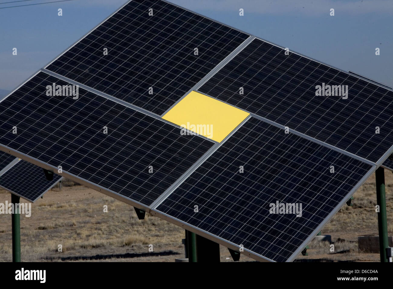 Questo concetto del Los Alamos National Laboratory suggerisce che con la giusta tecnologia di stoccaggio, l'energia solare potrebbe soddisfare tutte le esigenze di elettricità di una nazione. Sottolinea il potenziale delle energie rinnovabili per sostituire le fonti energetiche tradizionali. Foto Stock