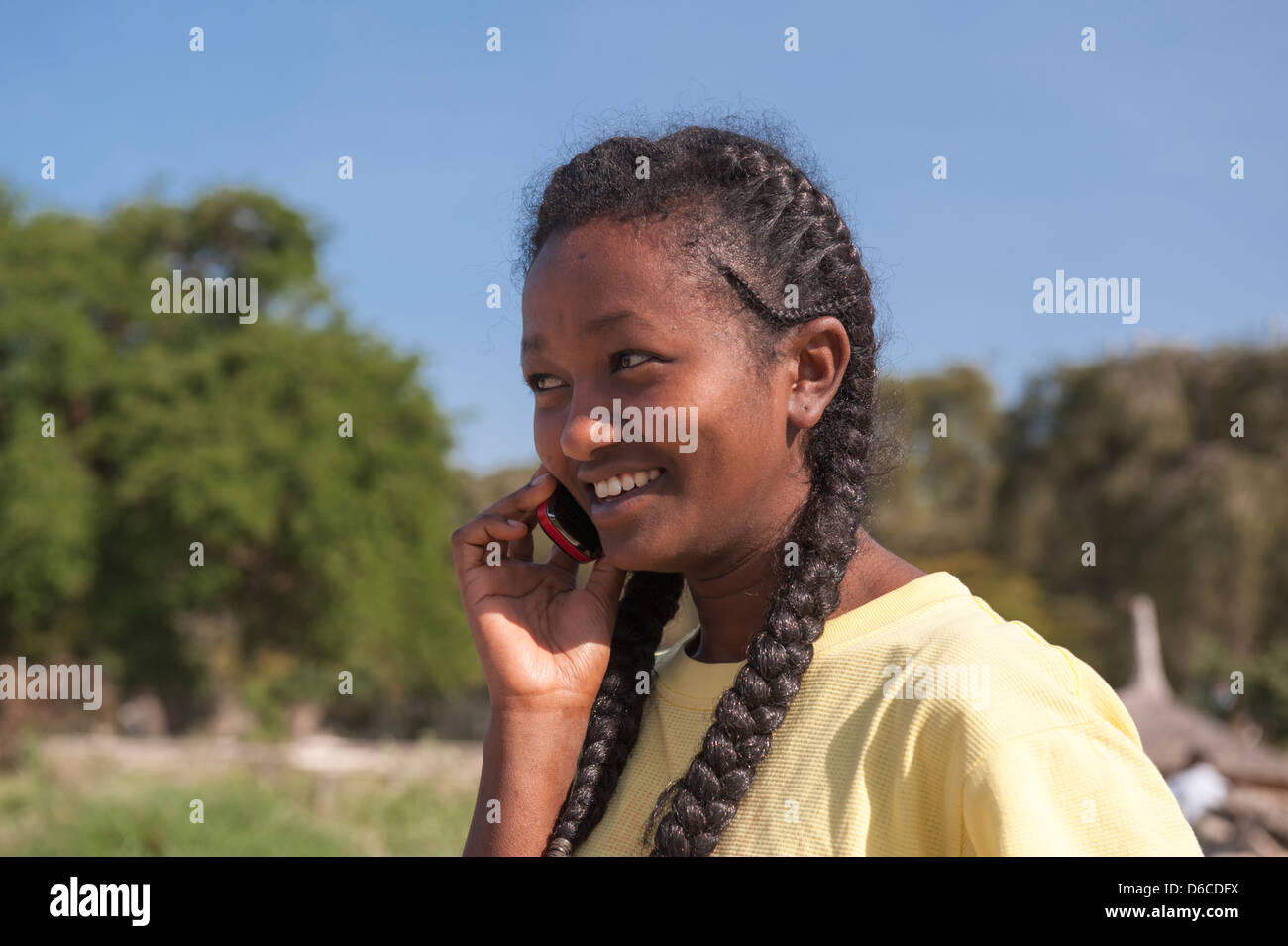 Giovane donna etiope con il suo telefono cellulare, Awasa, Ethioipia Foto Stock