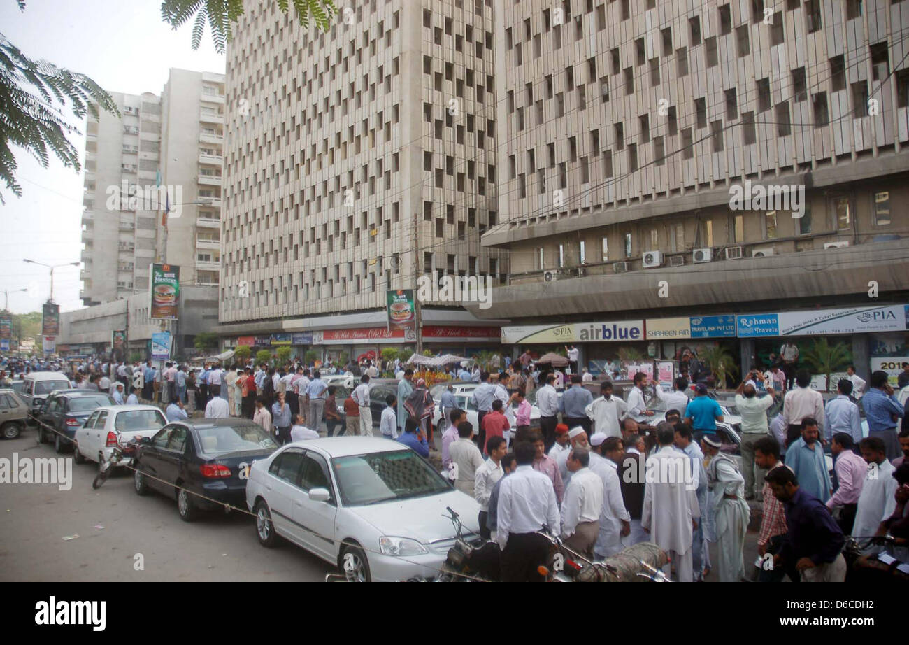 Persone stand preoccupato al di fuori dei loro edifici dopo scosse di terremoto a Karachi il martedì 16 aprile, 2013. Un 5.4 grandezza sisma ha colpito parti del Pakistan e nei paesi vicini. Una delle principali 7.8 grandezza Terremoto Iran vicino al confine con il Pakistan e tremori si sono sentiti in India e gli stati del Golfo. È stato il più grande terremoto in Iran in 40 anni e ci aspettiamo di centinaia di morti. I tremori sono stati sentiti a Karachi, Hyderabad, Lahore, Larkana, Jacobabad, Quetta e altre città che hanno creato il panico fra la gente. Foto Stock