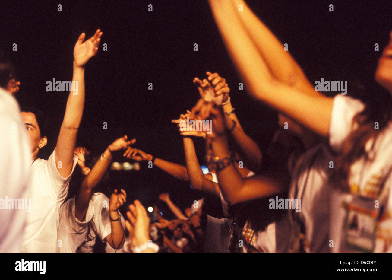 Evento cattolico a Rio de Janeiro in Brasile. La coesistenza multietnica giovani dando le mani. Confraternization. Foto Stock