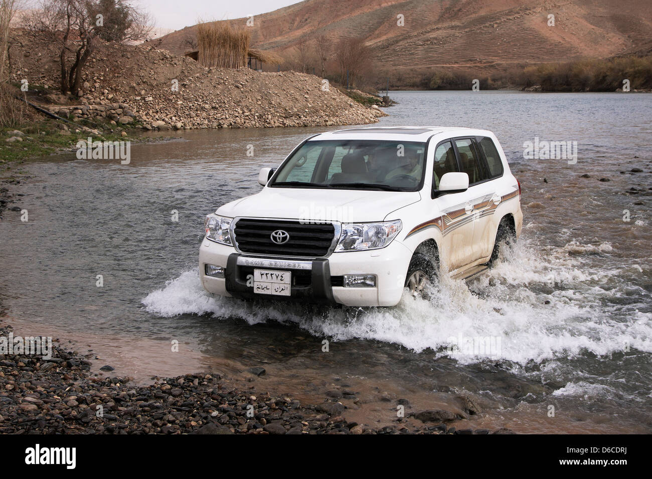 4 x 4 Toyota Landcruiser veicolo nel fiume Dokan, Kurdistan iracheno, Iraq settentrionale Foto Stock