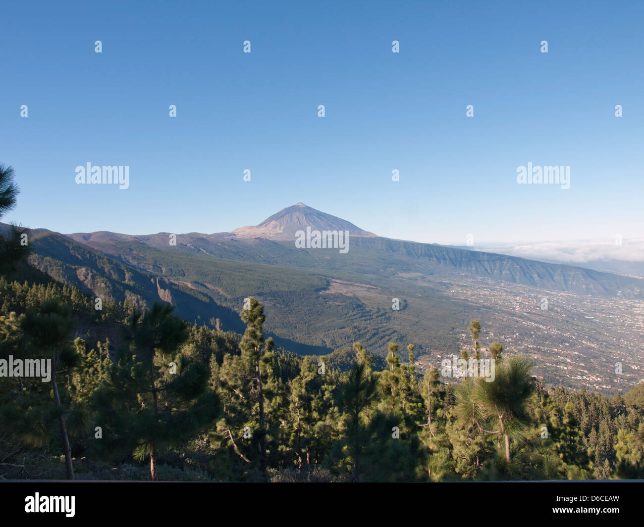 Vista del Monte Teide e la valle di Orotava Tenerife spagna da una piattaforma di osservazione lungo il TF 24 road Foto Stock